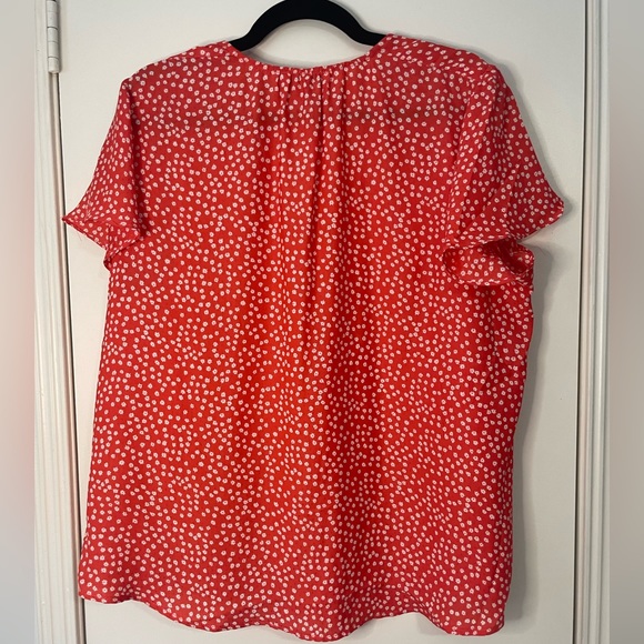 Red and white flower blouse - Picture 2 of 4